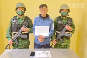 Đối tượng Ngần Văn Quỳnh cùng tang vật tại cơ quan chức năng.