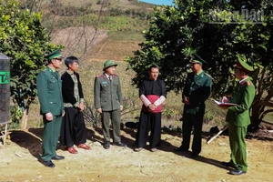 Lực lượng công an Sơn La phối hợp với các Đồn Biên phòng Sơn La tuyên truyền, vận động người dân khu vực biên giới giao nộp vũ khí tự chế.