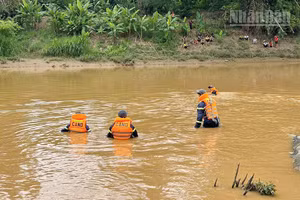 Các lực lượng tham gia tìm kiếm nạn nhân mất tích.