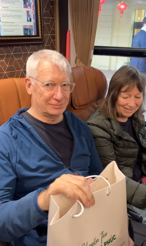 Du khách nước ngoài tỏ ra vô cùng thích thú khi có mặt trên “Chuyến tàu hạnh phúc” hết sức đặc biệt.