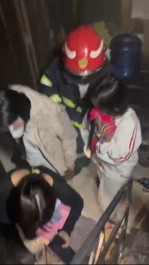 Nhiều người mắc kẹt được lực lượng chức năng đưa ra ngoài an toàn.