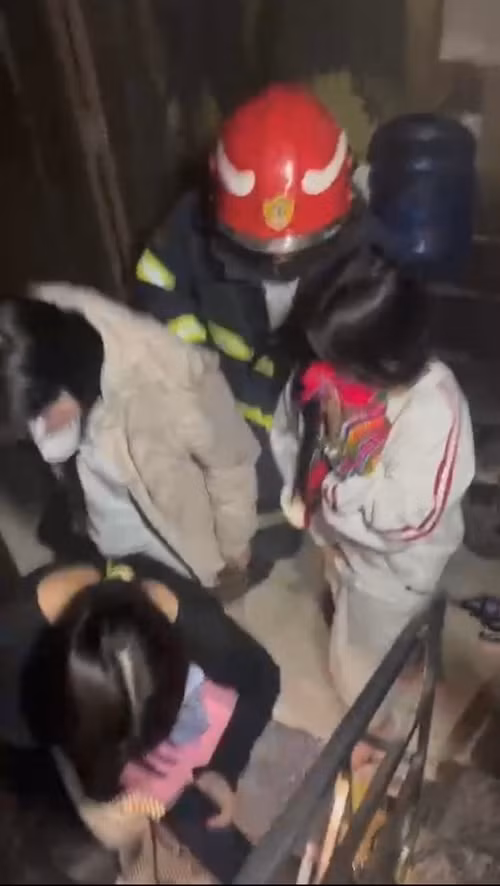 Nhiều người mắc kẹt được lực lượng chức năng đưa ra ngoài an toàn.