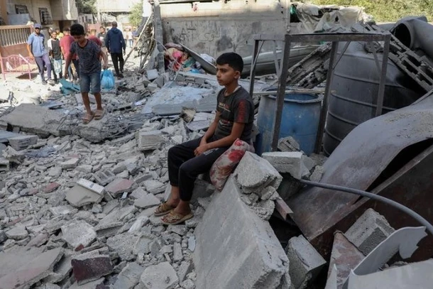 Một cậu bé Palestine ngồi giữa đống đổ nát sau cuộc không kích của Israel nhằm vào khu vực Al-Zawaida, trung tâm Dải Gaza, ngày 25/9/2025. (Ảnh: TÂN HOA XÃ)
