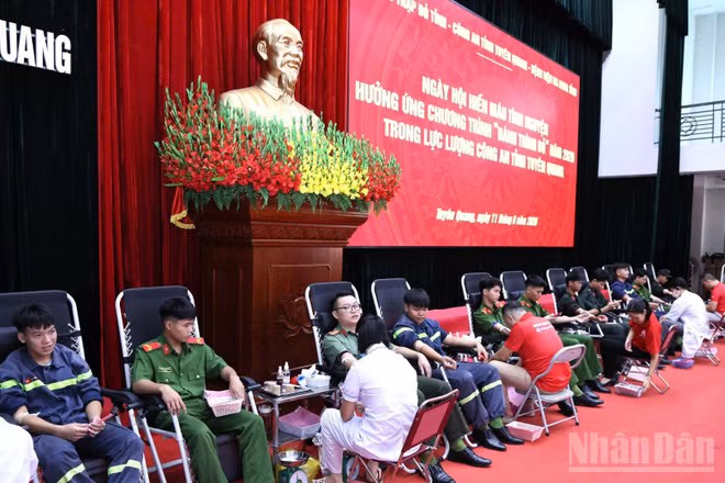 Cán bộ, chiến sĩ Công an tỉnh Tuyên Quang tham gia hiến máu tại ngày hội.