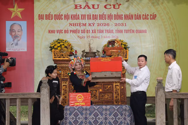 Cử tri cùng Tổ bầu cử xã Tân Trào kiểm tra hòm phiếu.