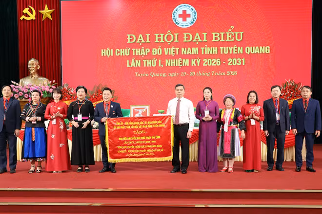 Các đồng chí lãnh đạo tỉnh Tuyên Quang tặng cờ chúc mừng đại hội.