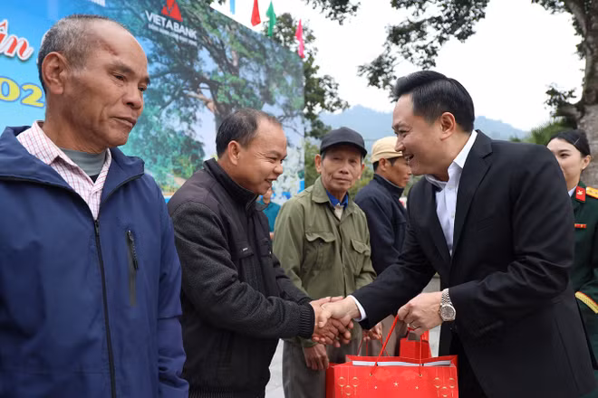 Đồng chí Phan Văn Hùng, Phó Tổng Biên tập Báo Nhân Dân, Chủ tịch Quỹ Hạt giống Việt tặng quà Tết cho người dân xã Kim Bình.