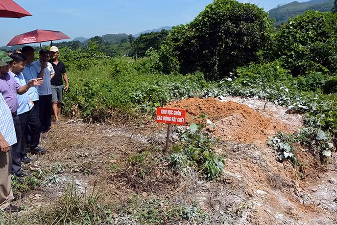Đoàn công tác của Bộ Nông nghiệp và Môi trường kiểm tra khu vực chôn lấp lợn nhiễm bệnh tại phường Mỹ Lâm, tỉnh Tuyên Quang.