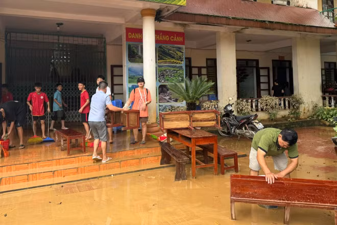 Thầy giáo và các em học sinh trường THCS Yên Biên, phường Hà Giang 2 khẩn trương dọn dẹp cơ sở vật chất sau lũ. (Ảnh: KHÁNH TOÀN)