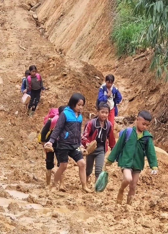 Cung đường đến trường của học sinh Tây Giang, Đà Nẵng. 1-tay-giangz7123541628719-725b443434de13c611cb8655526ecb3c.jpg