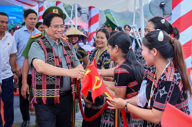 Bà con đồng bào dân tộc Cơ Tu, thầy cô và các em học sinh Tây Giang đón Thủ tướng Chính phủ Phạm Minh Chính trong ngày Lễ khởi công dự án. 4-tay-giangz7123553827191-fc07d65d2d458674a19c7f069098e970.jpg