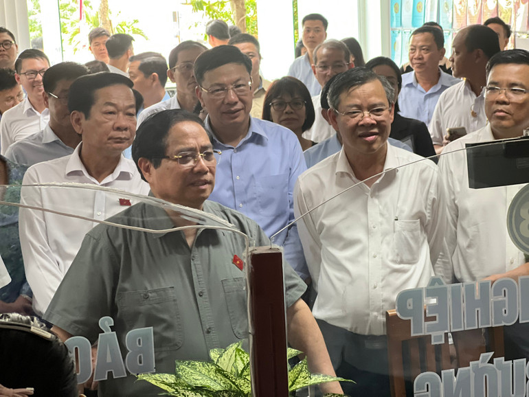 Thủ tướng Chính phủ Phạm Minh Chính thăm và kiểm tra thực tế hoạt động tại Trung tâm Phục vụ hành chính công phường Hưng Phú. z7132589016468-cbbf9934a4d35a9d29a83dd2812801bf.jpg