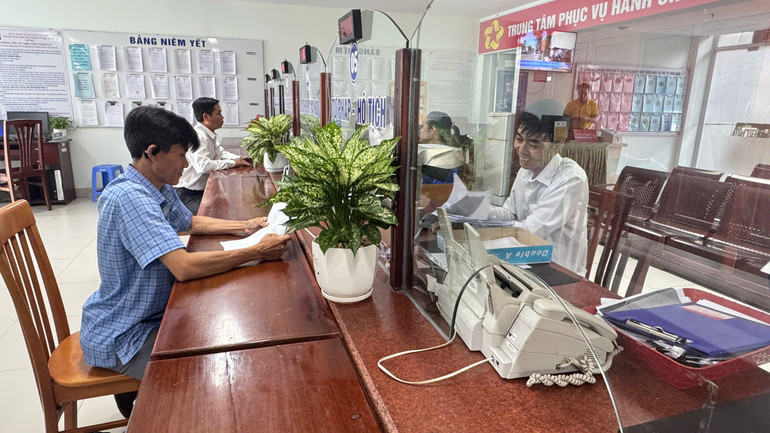Người dân đến Trung tâm Phục vụ hành chính công phường Hưng Phú giải quyết các thủ tục. 2-ctz7132573052010-cb92aea90efe7b782498624b0ff707af.jpg