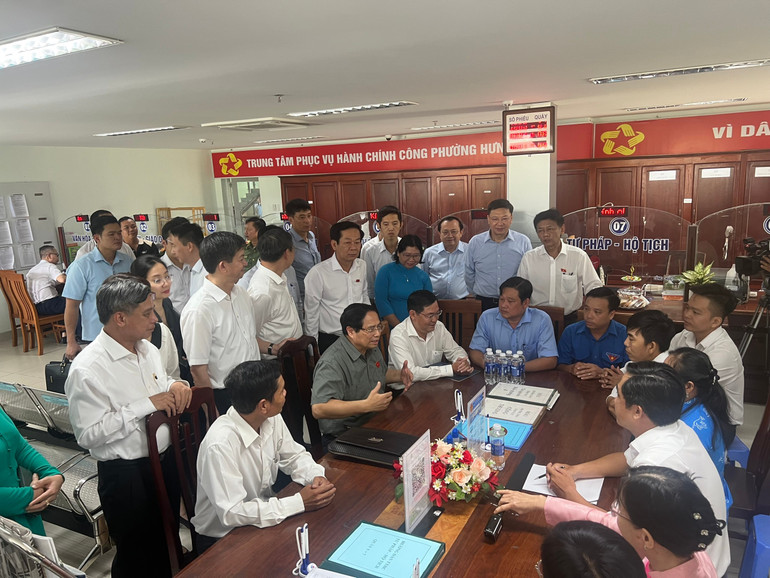 Thủ tướng Chính phủ Phạm Minh Chính trò chuyện với cán bộ, nhân viên Trung tâm Phục vụ hành chính công phường Hưng Phú, thành phố Cần Thơ. 1-cthoz7132566603636-00d0123fab1d3ce3e5f65cff39ba7334.jpg