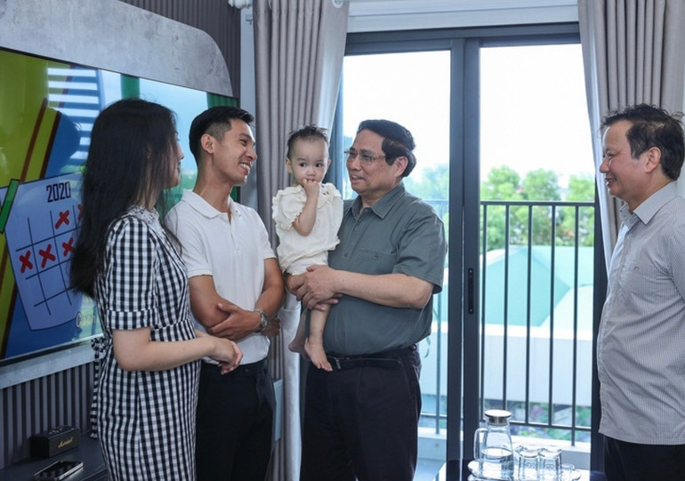 Thủ tướng Phạm Minh Chính chia sẻ cùng một gia đình trẻ tại dự án nhà ở xã hội khu phức hợp Thủy Vân. a5z7148607229406-a0f6227437270e869e11b2b11e52e5bc.jpg