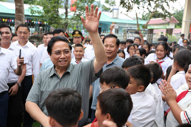 Thủ tướng Chính phủ Phạm Minh Chính chia vui với bà con đồng bào các dân tộc và thầy cô cùng các em học sinh tại lễ khởi công dự án Trường phổ thông dân tộc nội trú liên cấp tiểu học và trung học cơ sở Bát Mọt, Thanh Hóa. ttgz7115982919199-04e47ccaac28b29de25cf68a3144bb21.jpg