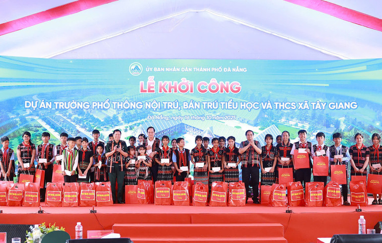 Thủ tướng Chính phủ Phạm Minh Chính và lãnh đạo một số bộ, ngành trao tặng quà cho học sinh và các hộ gia đình tiêu biểu của xã Tây Giang. 5-tay-giangz7123555373806-624fd482e056ae2b0243c92d5a1a162e.jpg