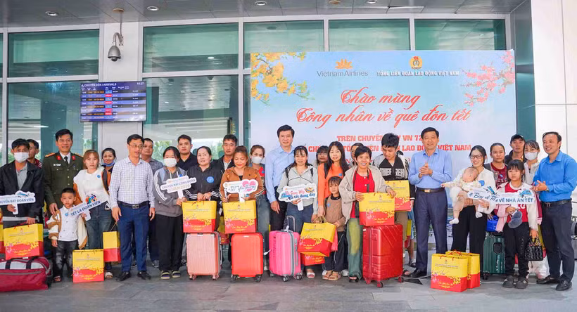 Tặng quà người lao động trước khi lên máy bay trong Chương trình “Chuyến bay Công đoàn- Xuân 2026”