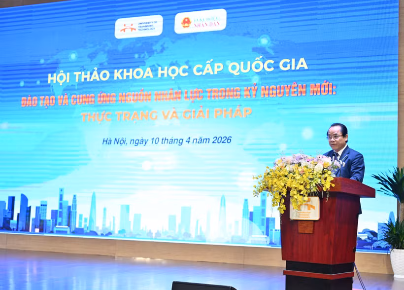 Phó Giáo sư, Tiến sĩ Vũ Ngọc Khiêm, Phó Hiệu trưởng Trường đại học Công nghệ Giao thông vận tải phát biểu tại khai mạc hội thảo