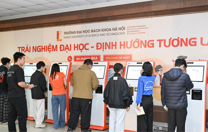 Thí sinh tham dự Đánh giá tư duy năm 2026 thực hiện thủ tục kiểm tra thông tin cá nhân tự động trước khi vào phòng thi. 