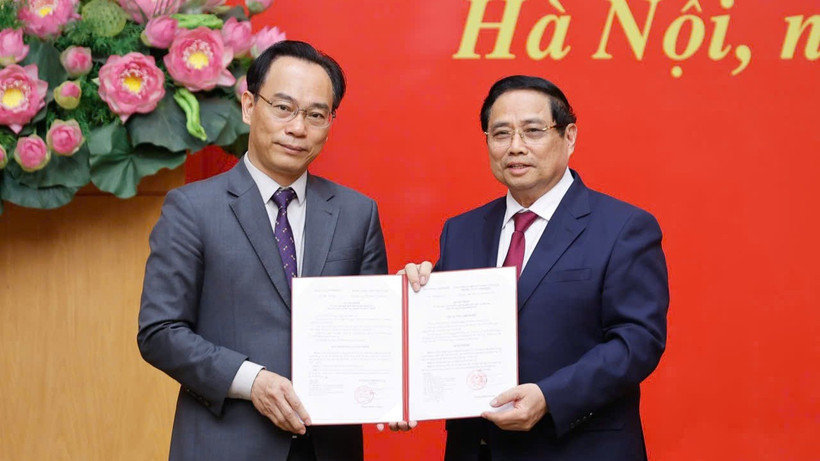 Thủ tướng Chính phủ Phạm Minh Chính trao Quyết định điều động, giao quyền Bộ trưởng Bộ Giáo dục và Đào tạo đối với ông Hoàng Minh Sơn (Ảnh: NHẬT BẮC)