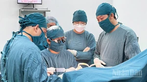Ê-kíp bác sĩ Bệnh viện Nhi Đồng 2 (Thành phố Hồ Chí Minh) và Bệnh viện Đa Khoa Ninh Thuận (tỉnh Khánh Hòa) thực hiện ca phẫu thuật cho bệnh nhi 15 ngày tuổi bị tắc ruột bẩm sinh. (Ảnh: Bệnh viện Đa Khoa Ninh Thuận cung cấp)