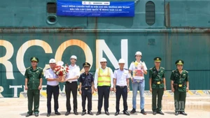 Ban Giám đốc Cảng quốc tế Trung Nam-Cà Ná, Bộ đội Biên phòng và chính quyền địa phương đón, tặng hoa chúc mừng thủy thủ đoàn của tàu ESHIP 1 khi cập cảng.