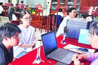 Cán bộ, công chức Trung tâm Phục vụ hành chính công tiếp người dân và doanh nghiệp.