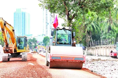 Các đơn vị thi công xây dựng tuyến đường vành đai 1 đoạn Hoàng Cầu-Voi Phục. (Ảnh VIẾT THÀNH)