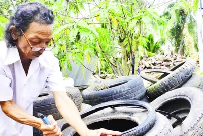 Ông Dội tái chế những lốp xe cũ thành những sản phẩm hữu ích.