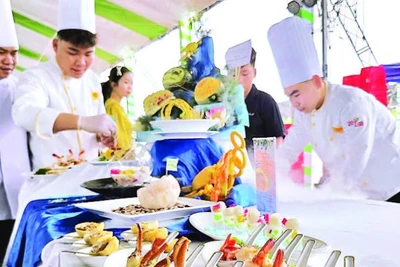 Các đầu bếp tại “Ngày hội tinh hoa văn hóa ẩm thực Cà Mau năm 2025” trổ tài chế biến các món ngon từ cua Cà Mau.