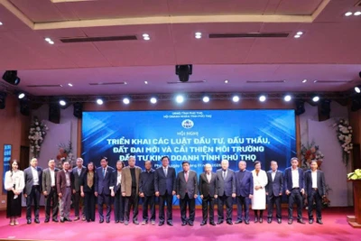 Phó Thủ tướng Nguyễn Chí Dũng chụp ảnh lưu niệm cùng các đại biểu.