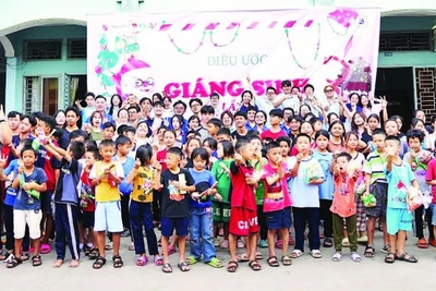 Câu lạc bộ Công tác xã hội, Trường đại học Văn Lang trong hoạt động chương trình “Điều ước Giáng sinh” cho các em nhỏ ở mái ấm Omi.