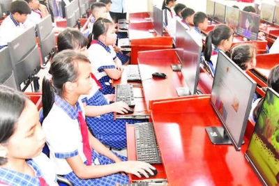 Học sinh Trường tiểu học Nguyễn Thị Tốt, xã Vĩnh Hựu, tỉnh Đồng Tháp thích thú với giờ học trên máy tính.