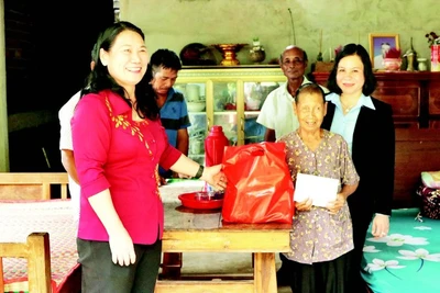 Phó Chủ tịch Ủy ban nhân dân tỉnh Vĩnh Long Nguyễn Thị Bé Mười thăm và tặng quà cho gia đình chị Thạch Thị Sol, xã Cầu Ngang.