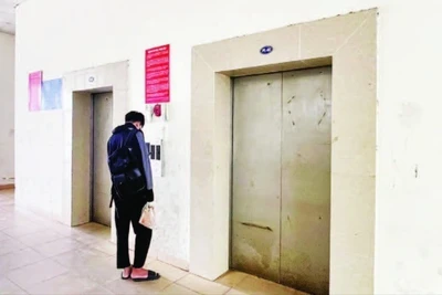 Một thang máy tại tòa nhà CT1-B hư hỏng.