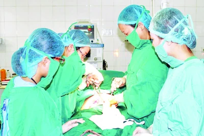 Nhờ tham gia Dự án 585, nhiều bác sĩ ở vùng cao Nghệ An tự tin mổ cấp cứu các ca bệnh khó, giảm áp lực chuyển lên tuyến trên.