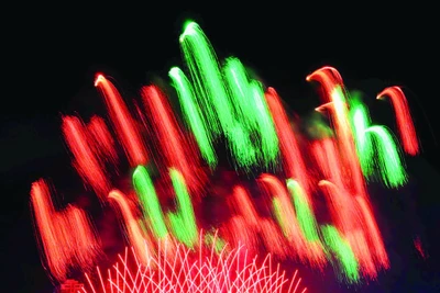 Màn trình diễn pháo hoa giữa hai đội Bồ Đào Nha và Vương quốc Anh.