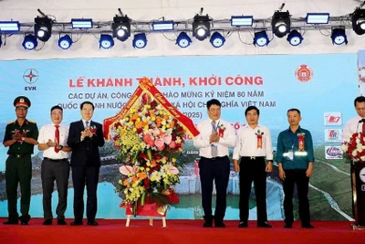 Phó Thủ tướng Chính phủ Mai Văn Chính (thứ 3 từ trái sang) tặng hoa chúc mừng Tập đoàn Điện lực Việt Nam và các đơn vị thi công.