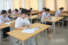 Các thí sinh điền thông tin vào giấy thi, giấy nháp, sẵn sàng làm bài thi.