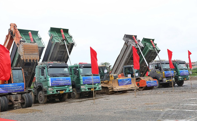 Các phương tiện máy móc chuẩn bị sẵn sàng tại lễ khởi công Dự án Xây dựng khu tái định cư trên địa bàn phường Đồng Văn, tỉnh Ninh Bình. 6.jpg