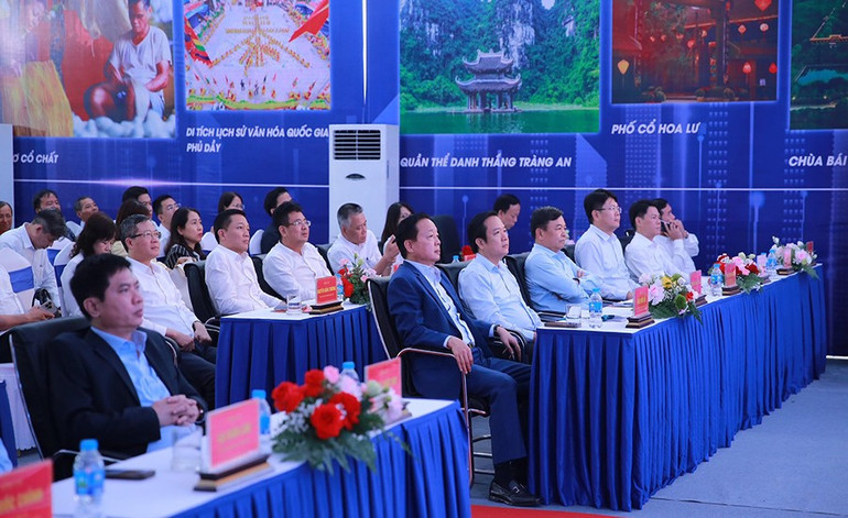 Các đại biểu dự buổi lễ khởi công tại điểm cầu phường Đồng Văn, tỉnh Ninh Bình. 2.jpg
