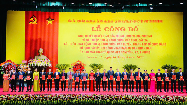 Lãnh đạo tỉnh Ninh Bình trao Quyết định thành lập Đảng bộ xã, phường cho các đồng chí Bí thư Đảng ủy phường, xã của tỉnh Ninh Bình. 4a.jpg