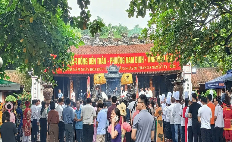 Đông đảo nhân dân và du khách đã về dự lễ. 3.jpg