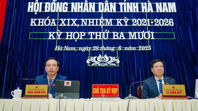 Các đồng chí chủ tọa kỳ họp. 2d.jpg
