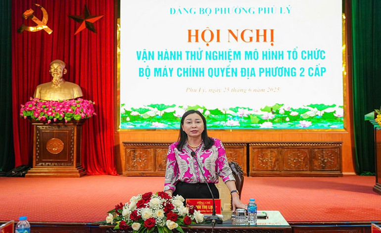 Đồng chí Đinh Thị Lụa, Phó Bí thư Thường trực tỉnh Hà Nam phát biểu chỉ đạo tại Hội nghị. 2aa.jpg