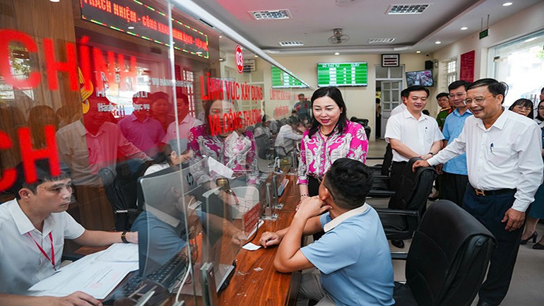 Các đại biểu tham quan hệ thống Trung tâm hành chính công cấp phường Phủ Lý. 1a.jpg