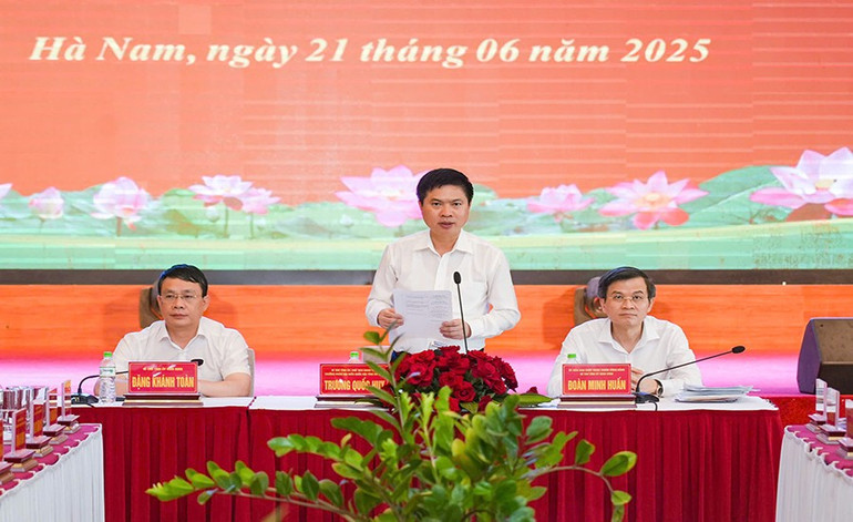 Đồng chí Trương Quốc Huy, Bí thư tỉnh ủy, Chủ tịch Ủy ban nhân dân tỉnh Hà Nam phát biểu kết luận hội nghị. 6d.jpg
