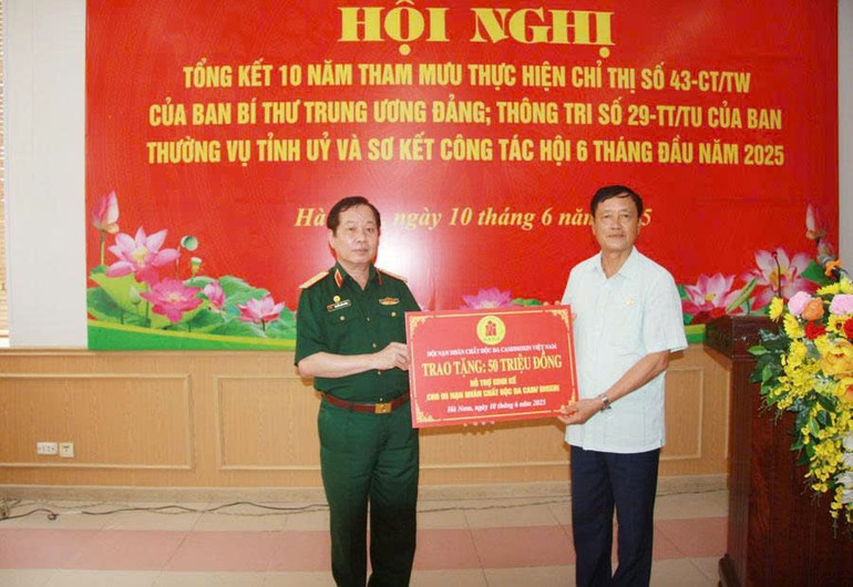 Lãnh đạo Hội Nạn nhân chất độc da cam/dioxin Việt Nam trao biểu tượng trưng tiền hỗ trợ sinh kế cho nạn nhân trên địa bàn tỉnh. z6690625813674-49ed25435ba78f95c6bc19f08b659fe8.jpg