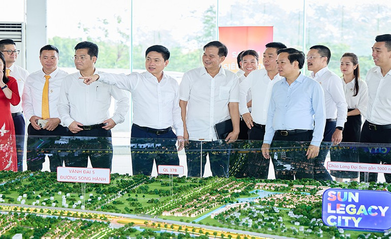 Các đại biểu tham quan mô hình tại Lễ khởi công. 124.jpg